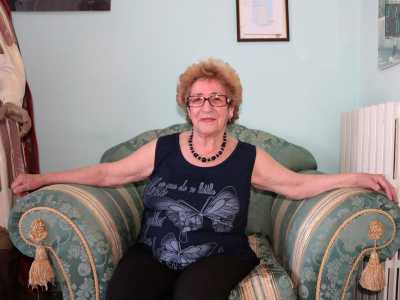 �Ho avuto 17 figli, uno all'anno - racconta la signora - . Cinque per� sono deceduti. Sono rimasti in 12: due maschi e 10 femmine. La pi� grande ha 63 anni, la pi� piccola 41: la stessa et� di una delle nipoti�
